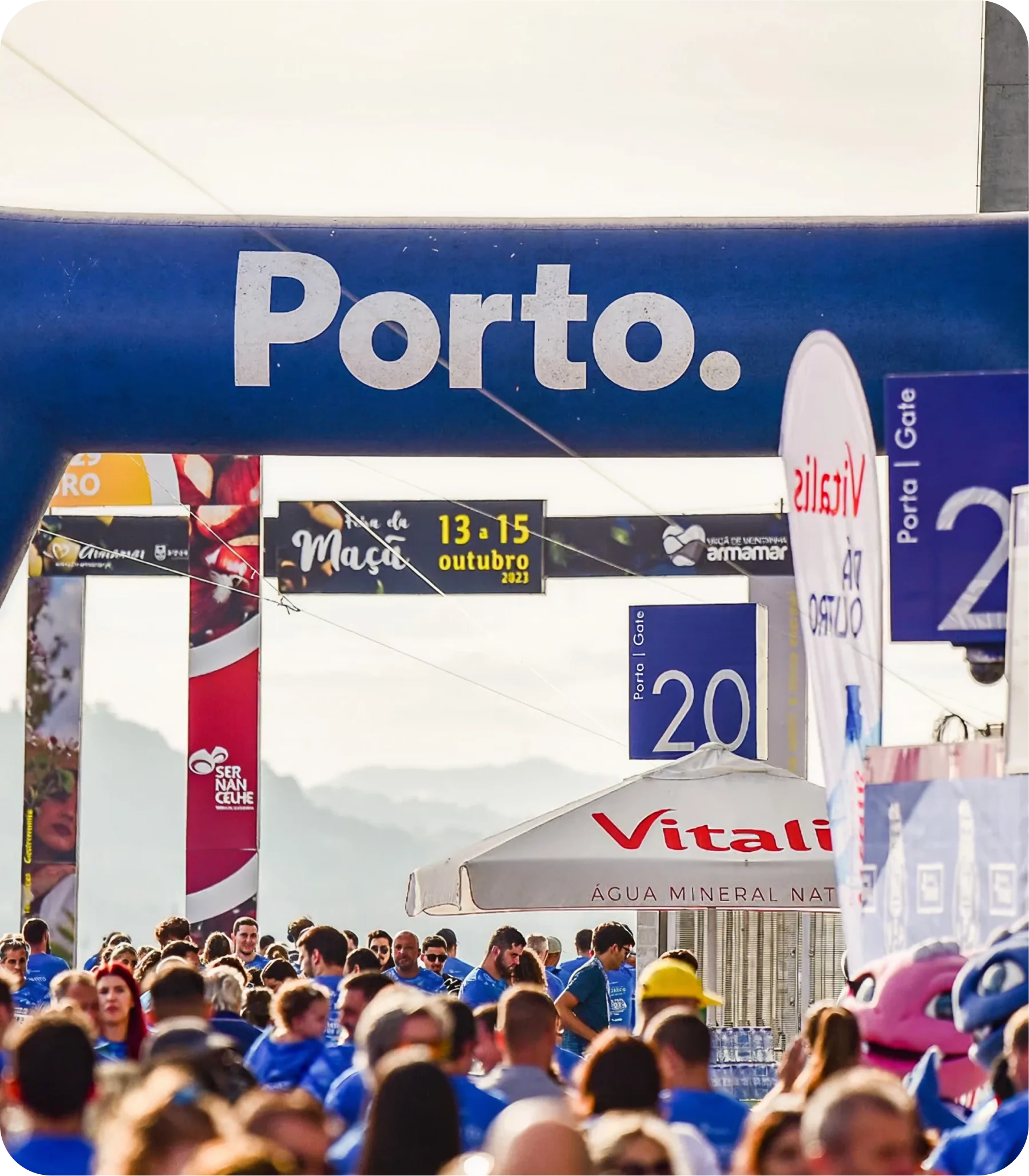 Visão ampla de pessoas correndo, com a palavra "Porto" ao fundo.
